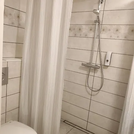 Jakobi Guest * تالين