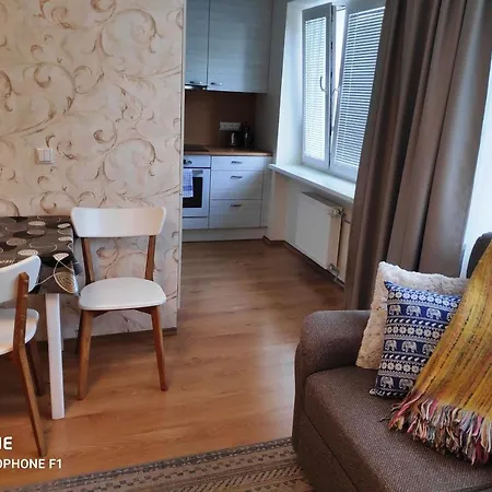 Jakobi Guest تالين